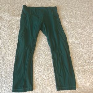 Athleta Salutation Stash Pocket Capri  sz XS